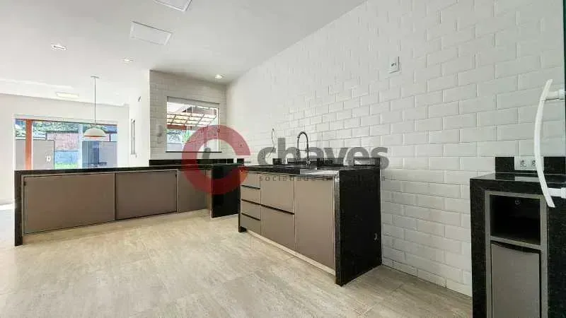 Casa com 4 quartos e 5 banheiros, cozinha integrada a gás — photo 2