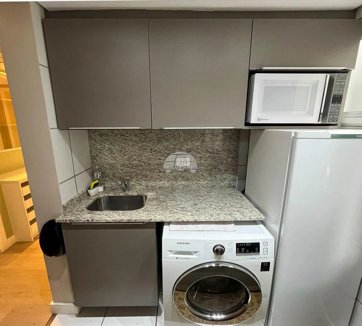 Furnished 1-bedroom apartment with open-plan gas kitchen — photo 6