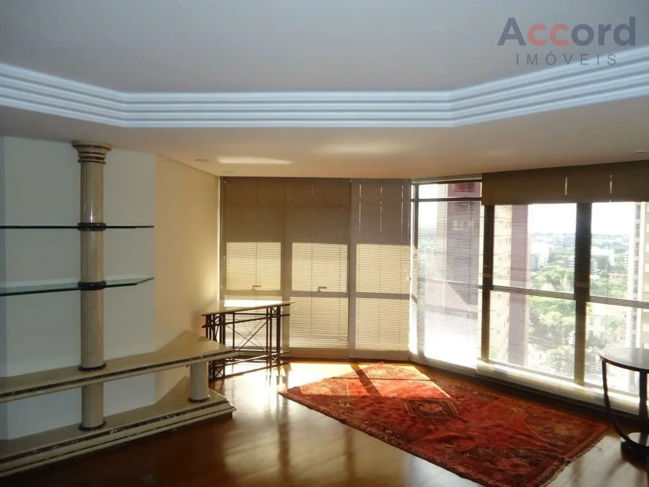 Top-floor apartment with 2 bedrooms and 4 bathrooms, 224 m²
