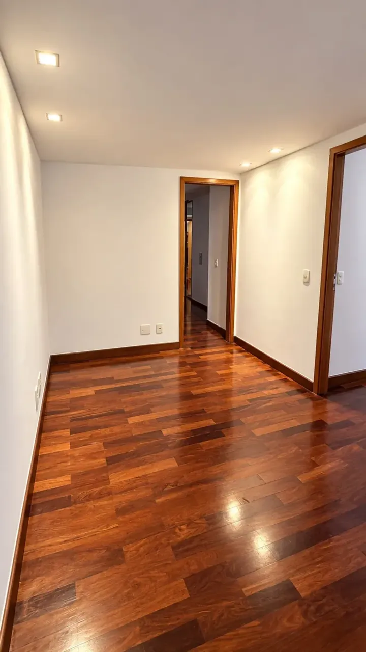Wood or laminate floors in a 4-bedroom apartment, 260 m² — photo 8