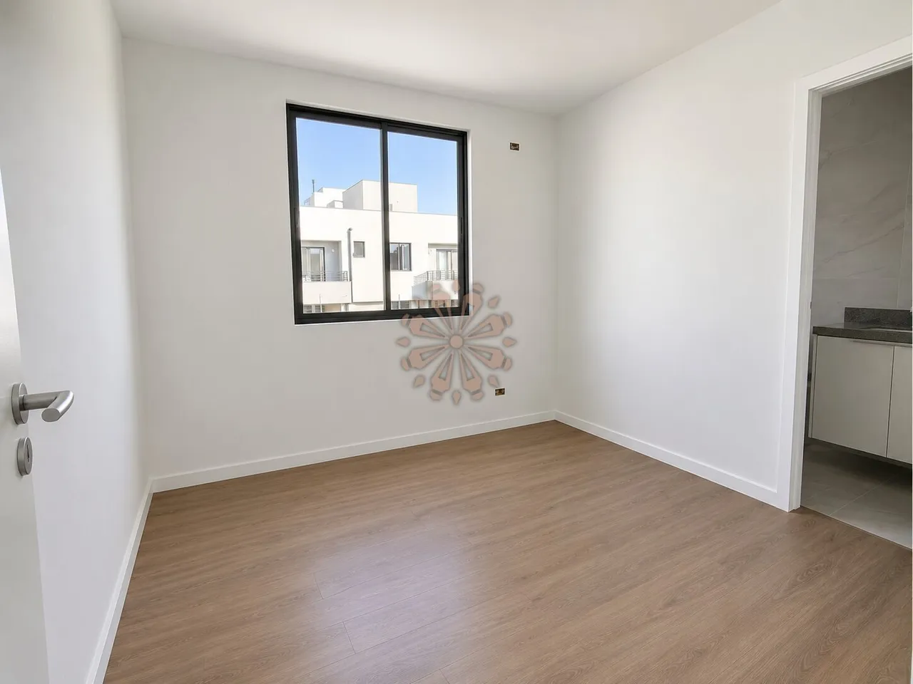 3-bedroom house with en-suites and an open kitchen — photo 19