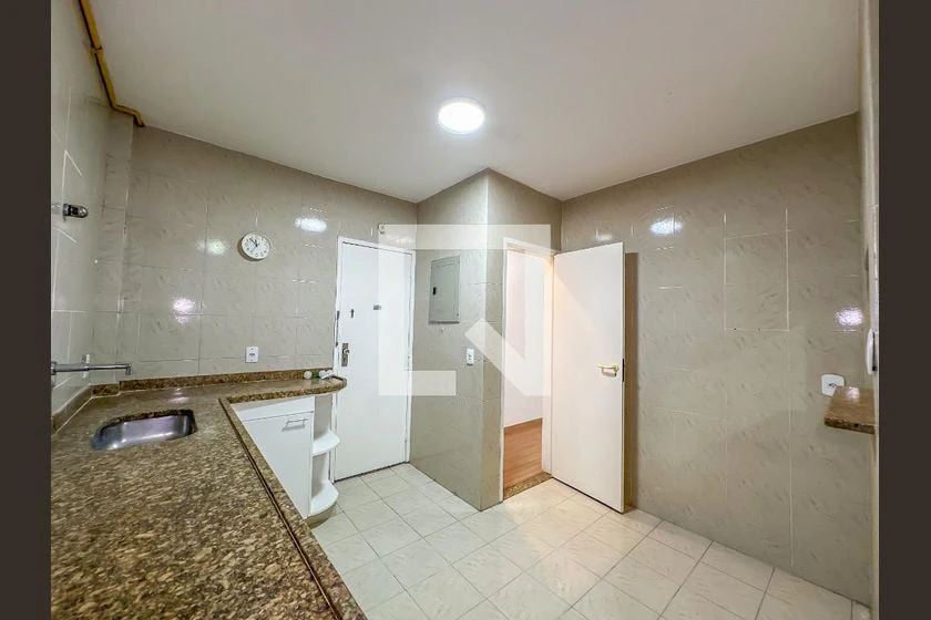 Apartamento de 2 quartos com piso de madeira ou laminado — photo 13