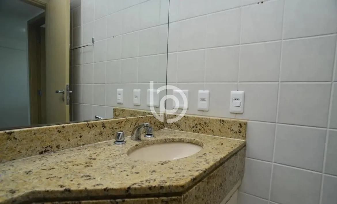 Furnished 1-bedroom apartment with glass-enclosed balcony — photo 24