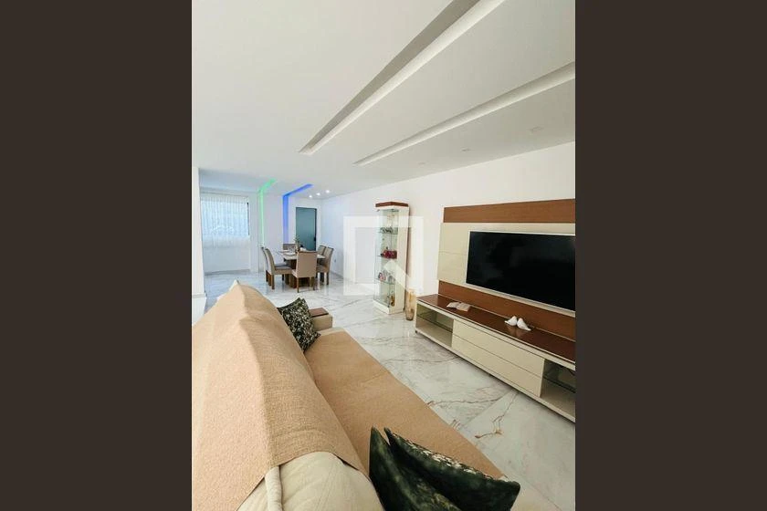 3-bedroom house with a walk-in closet — photo 9