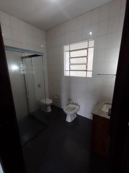 Bathtub in a 5-bedroom house, 250 m² — photo 27