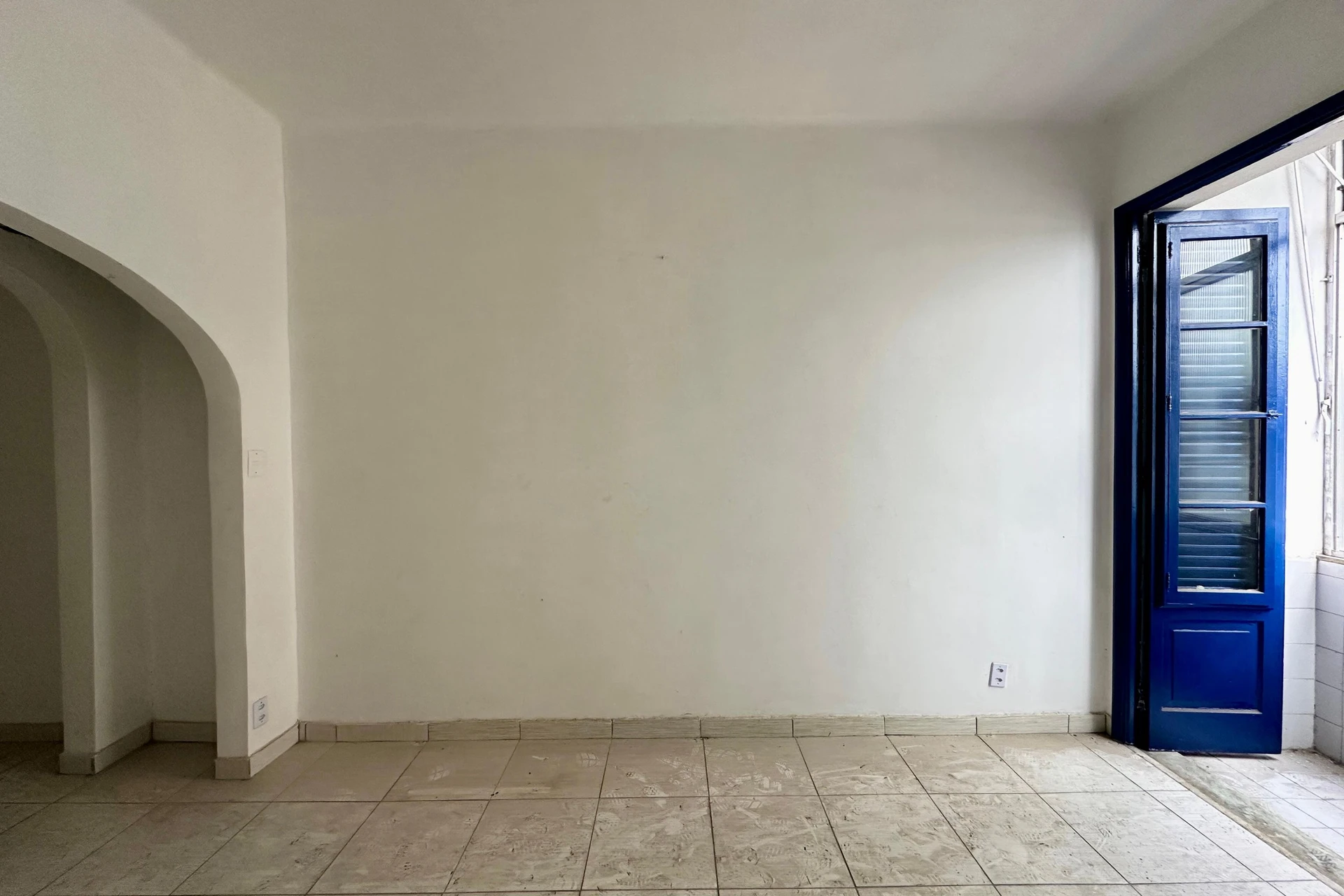 Unfurnished 1-bedroom apartment with a compact kitchenette — photo 13