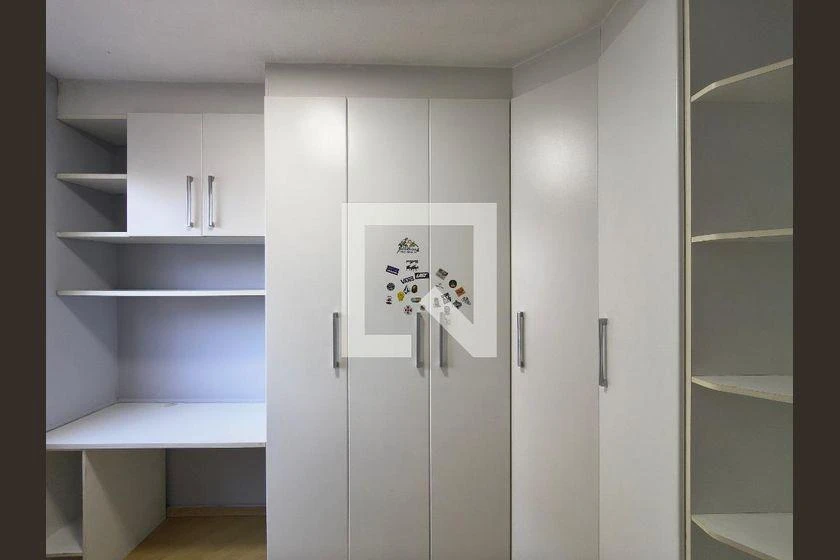 2-bedroom apartment with wood or laminate floors — photo 3