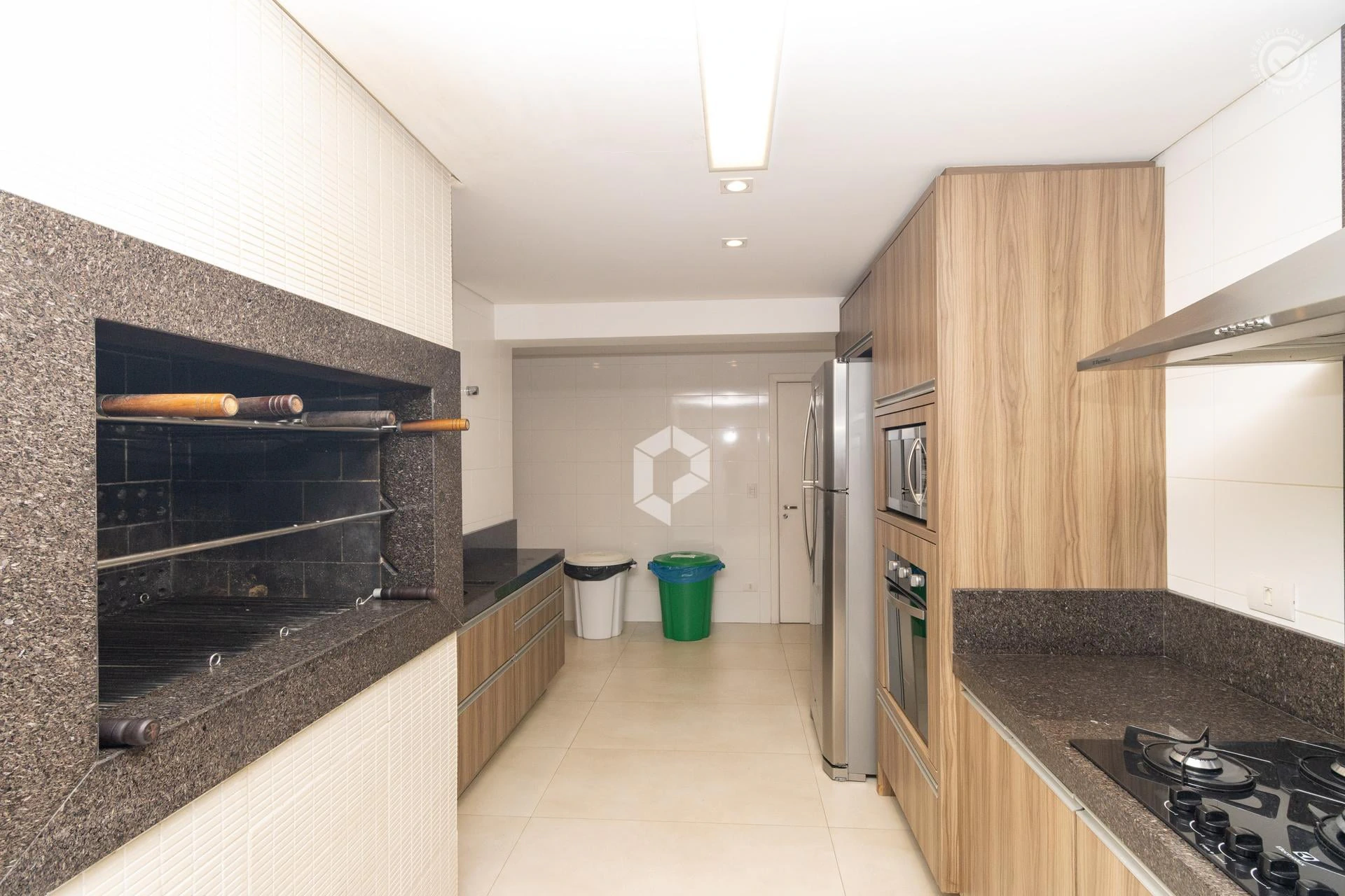 Balcony with a grill in a 2-bedroom apartment, 99 m² — photo 19