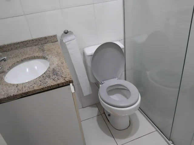 1-bedroom apartment with a glass shower enclosure — photo 4