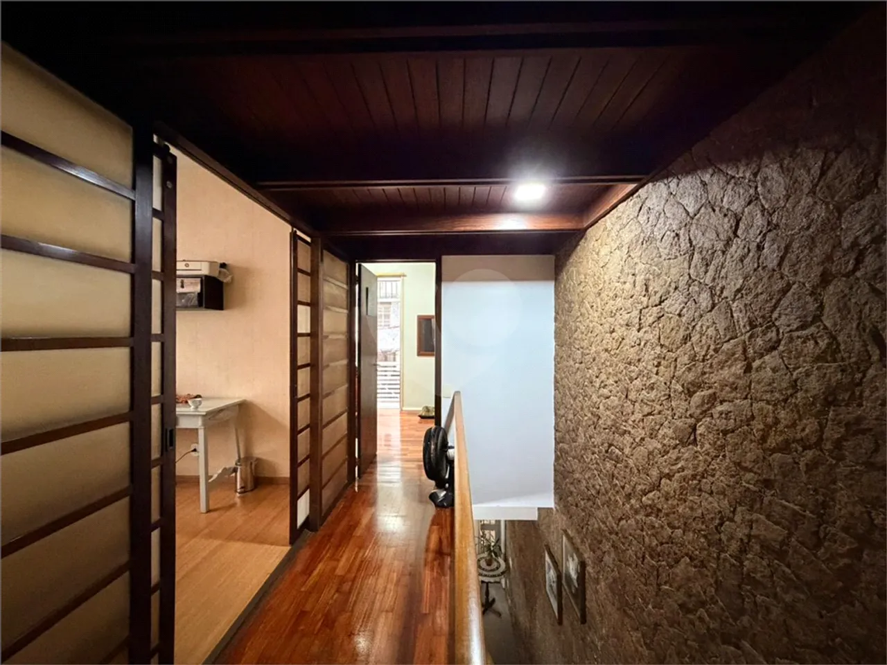 Casa com 5 quartos e 5 banheiros, varanda e janelas amplas — photo 16