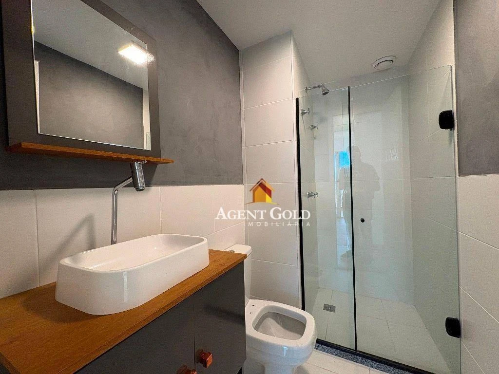 Glass-enclosed balcony in a 3-bedroom apartment, 121 m² — photo 18
