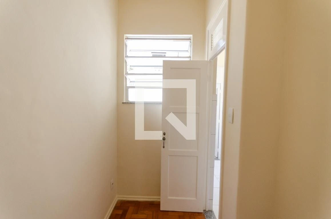 2-bedroom apartment with wood or laminate floors — photo 29