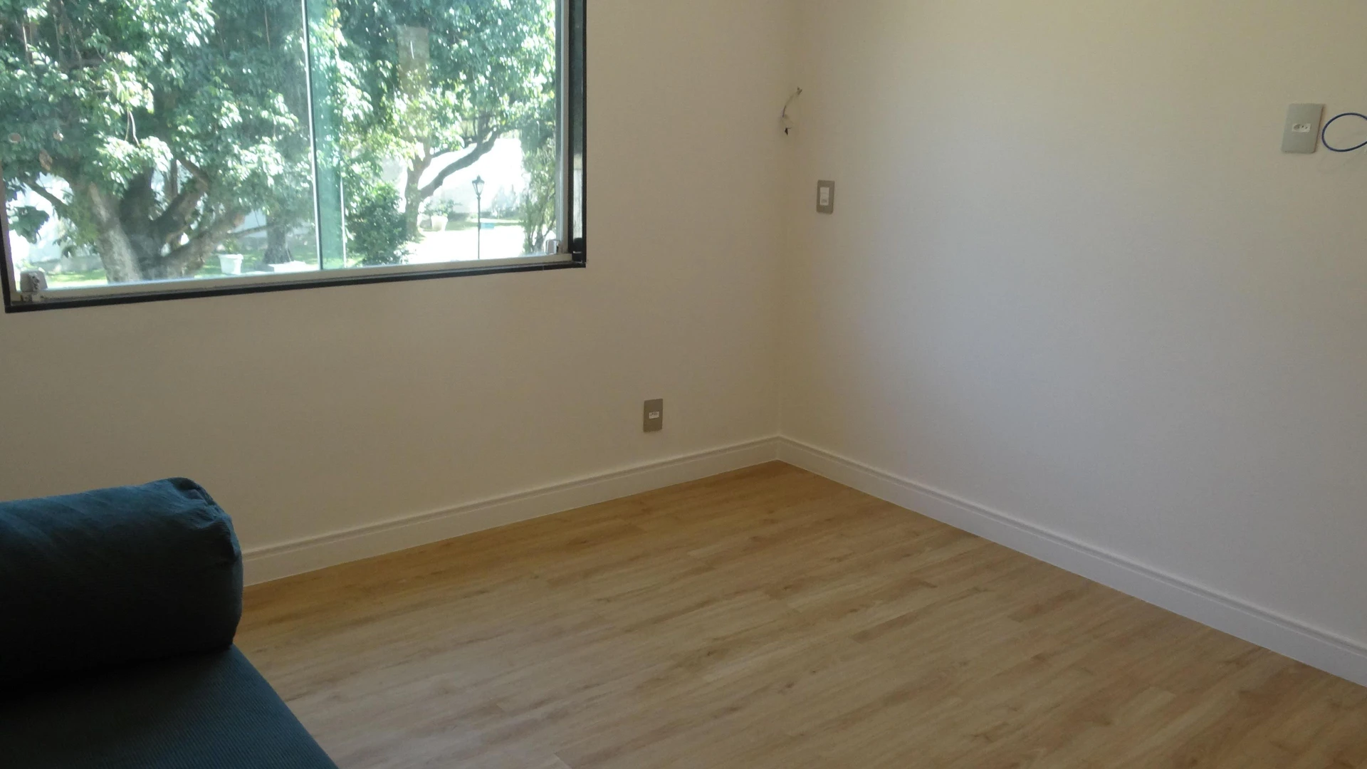 Casa de 384 m² com janelas do piso ao teto e varanda gourmet — photo 95
