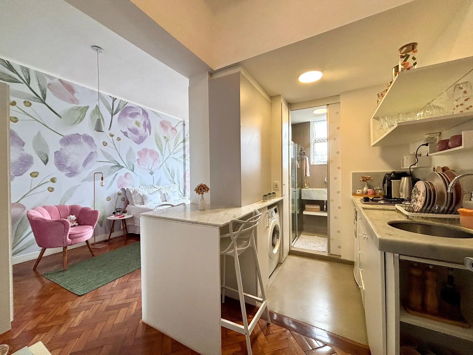 Furnished 1-bedroom apartment with open-plan gas kitchen — photo 7