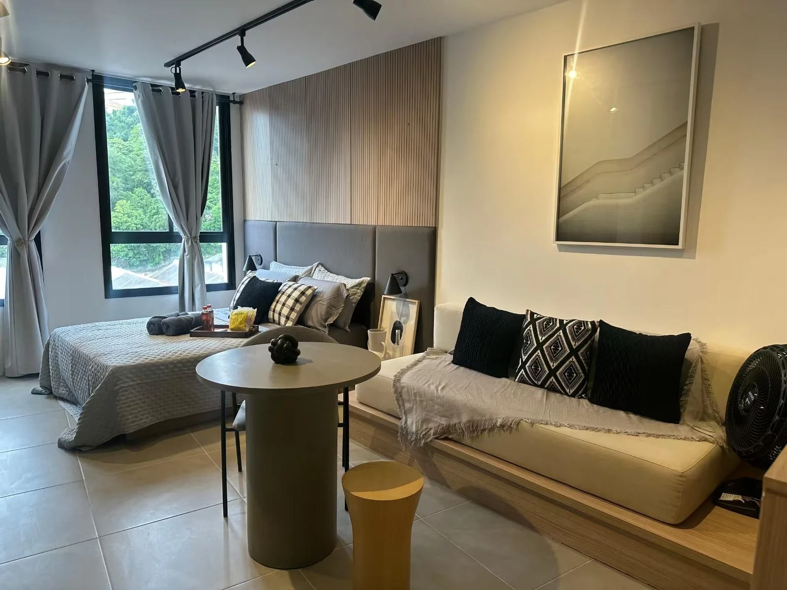 Studio com janelas do piso ao teto, Centro