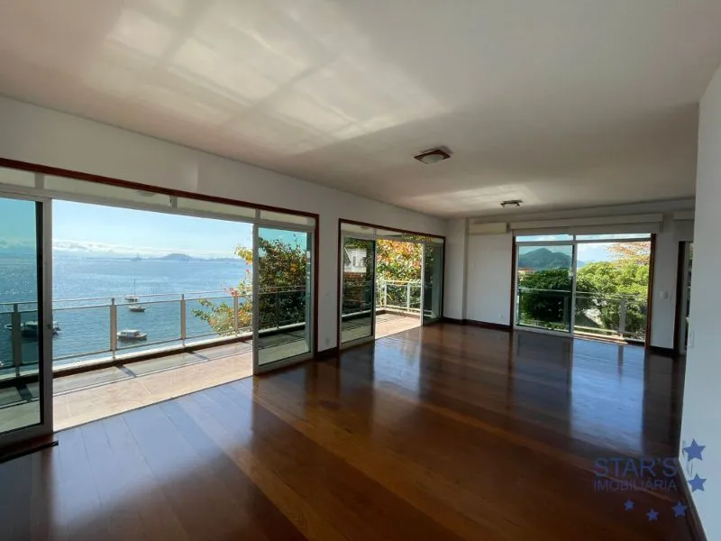 Apartment with 4 bedrooms, 3 bathrooms and floor-to-ceiling windows