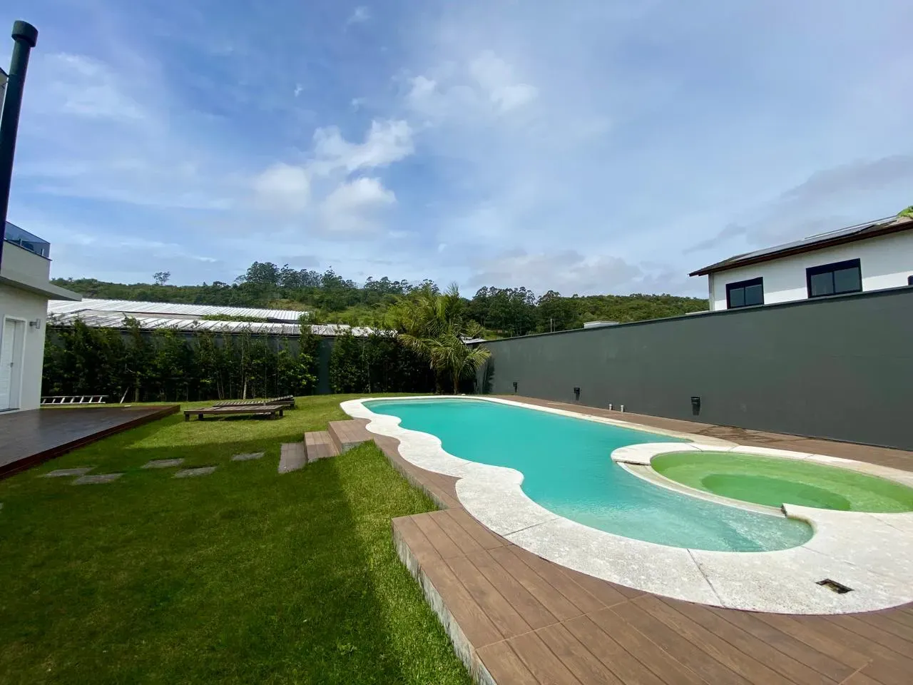 240 m² house with a garden and a bathtub — photo 3