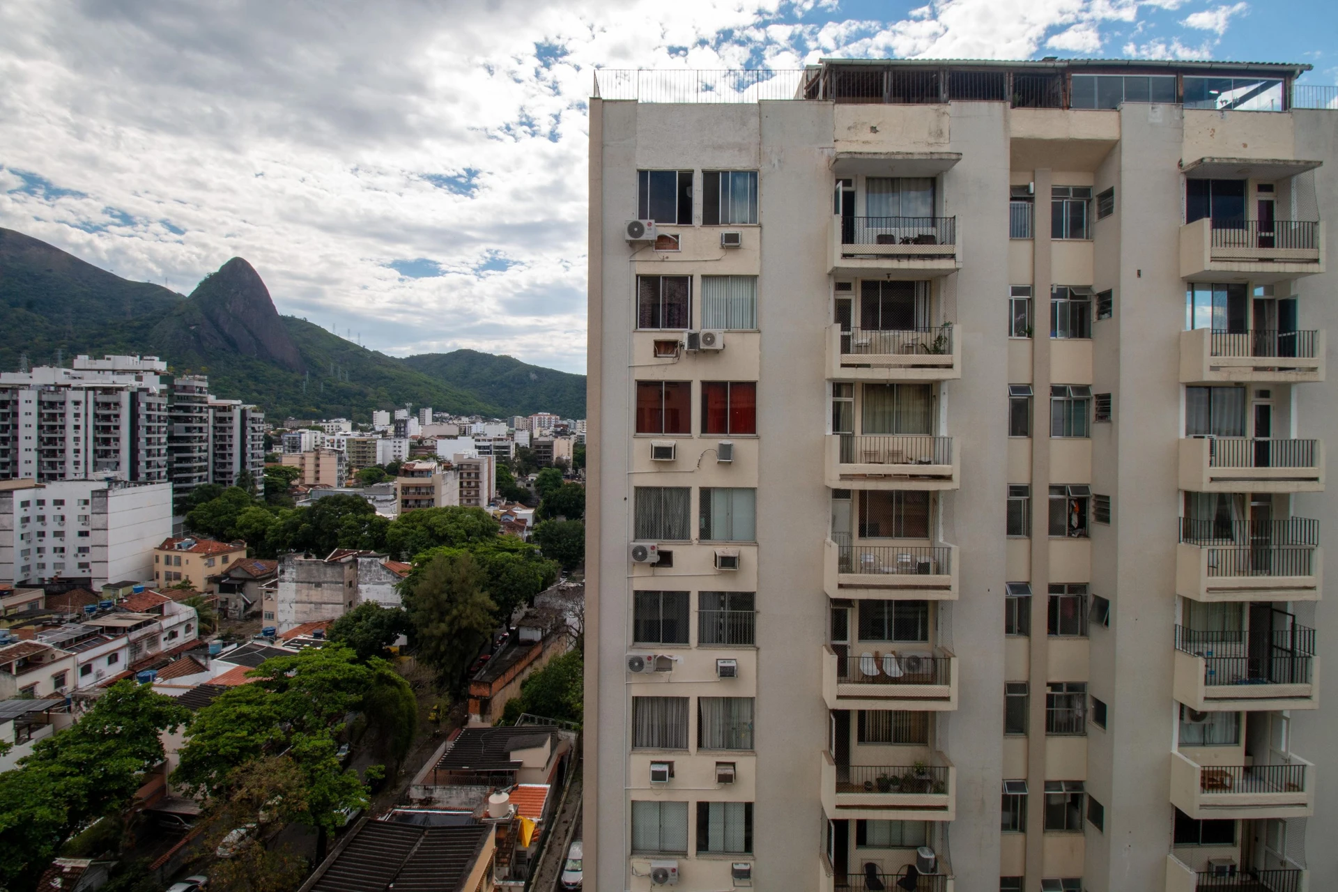 68 m² apartment with a washing machine and a mountain view — photo 3