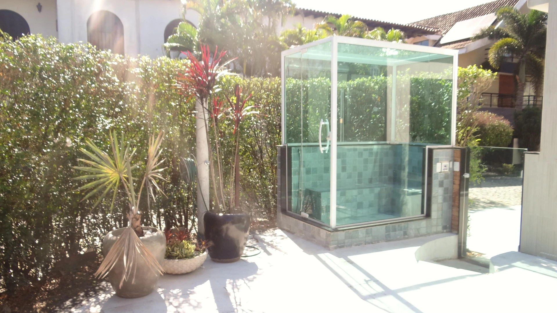 Casa de 384 m² com janelas do piso ao teto e varanda gourmet — photo 127