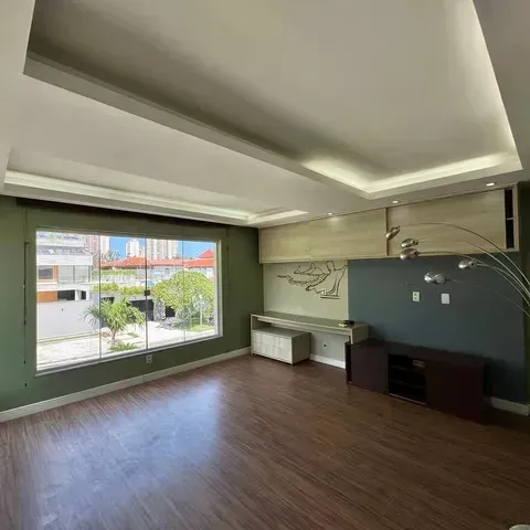 Furnished house, 550 m², with floor-to-ceiling windows