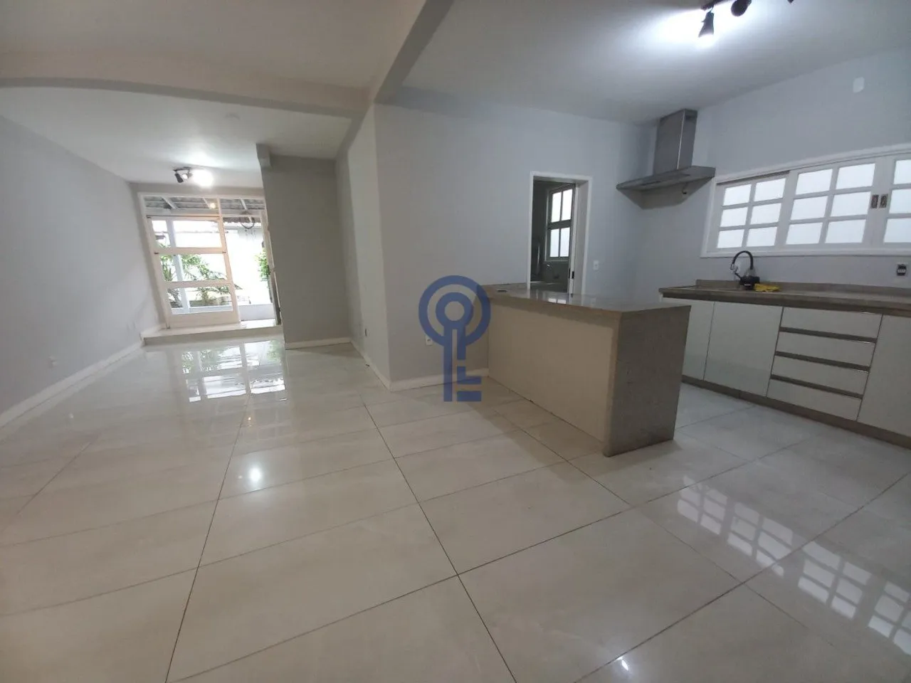 Casa para alquiler con 4 dormitorios y cocina abierta