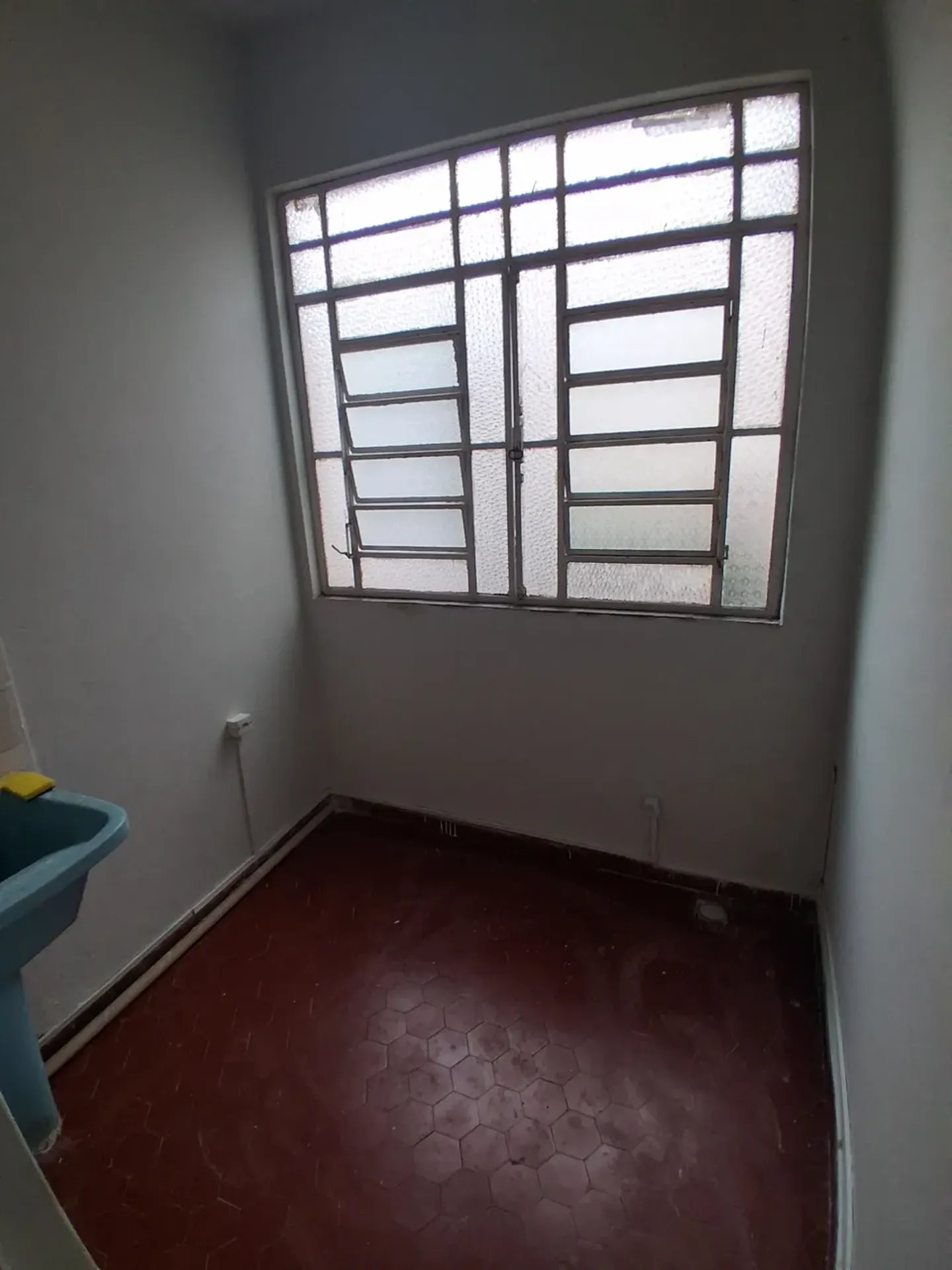 One-bedroom apartment with wood or laminate floors — photo 2
