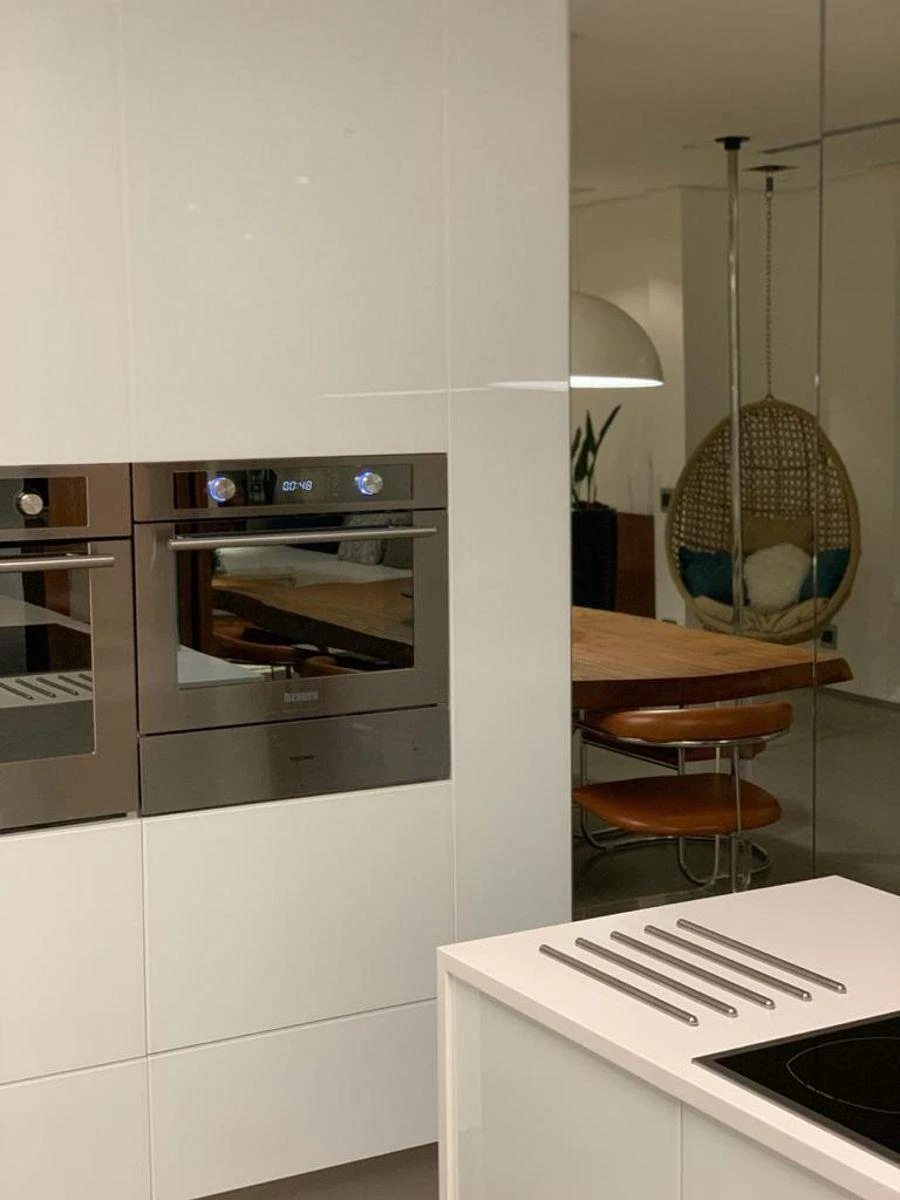 Balcony with a grill in a 3-bedroom apartment, 159 m² — photo 10