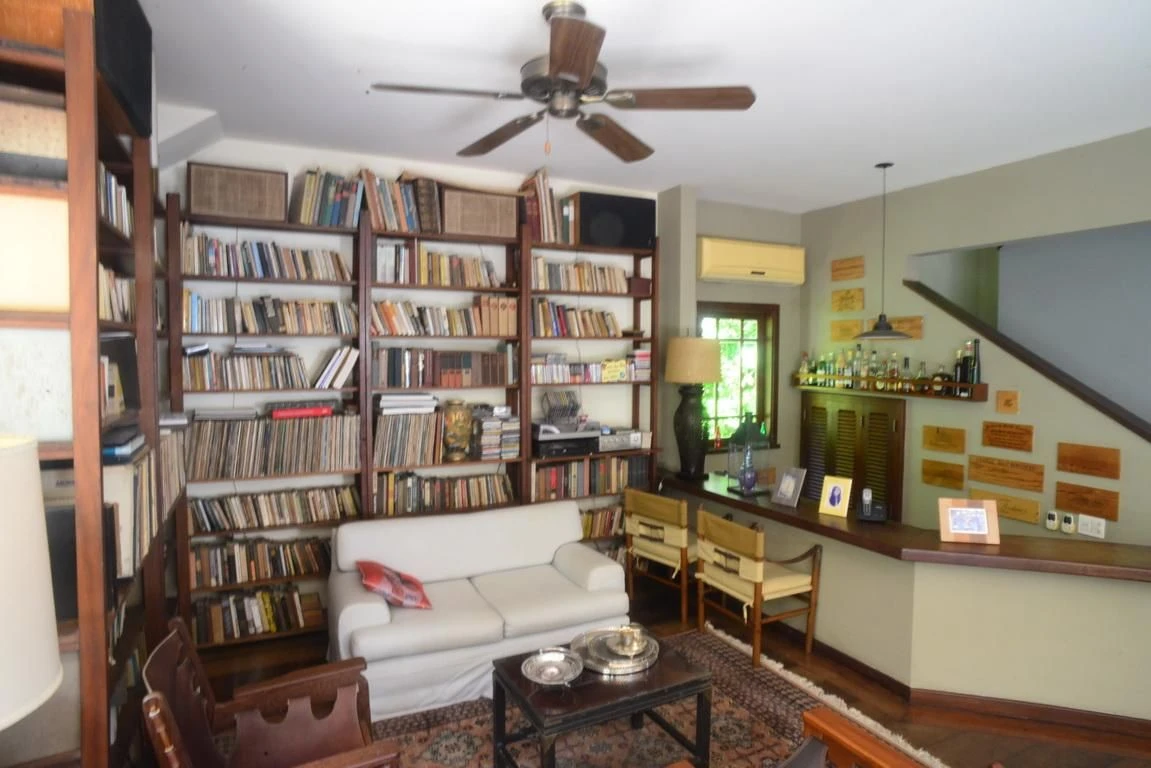 Casa mobiliada com 6 quartos e 5 suítes, com jardim