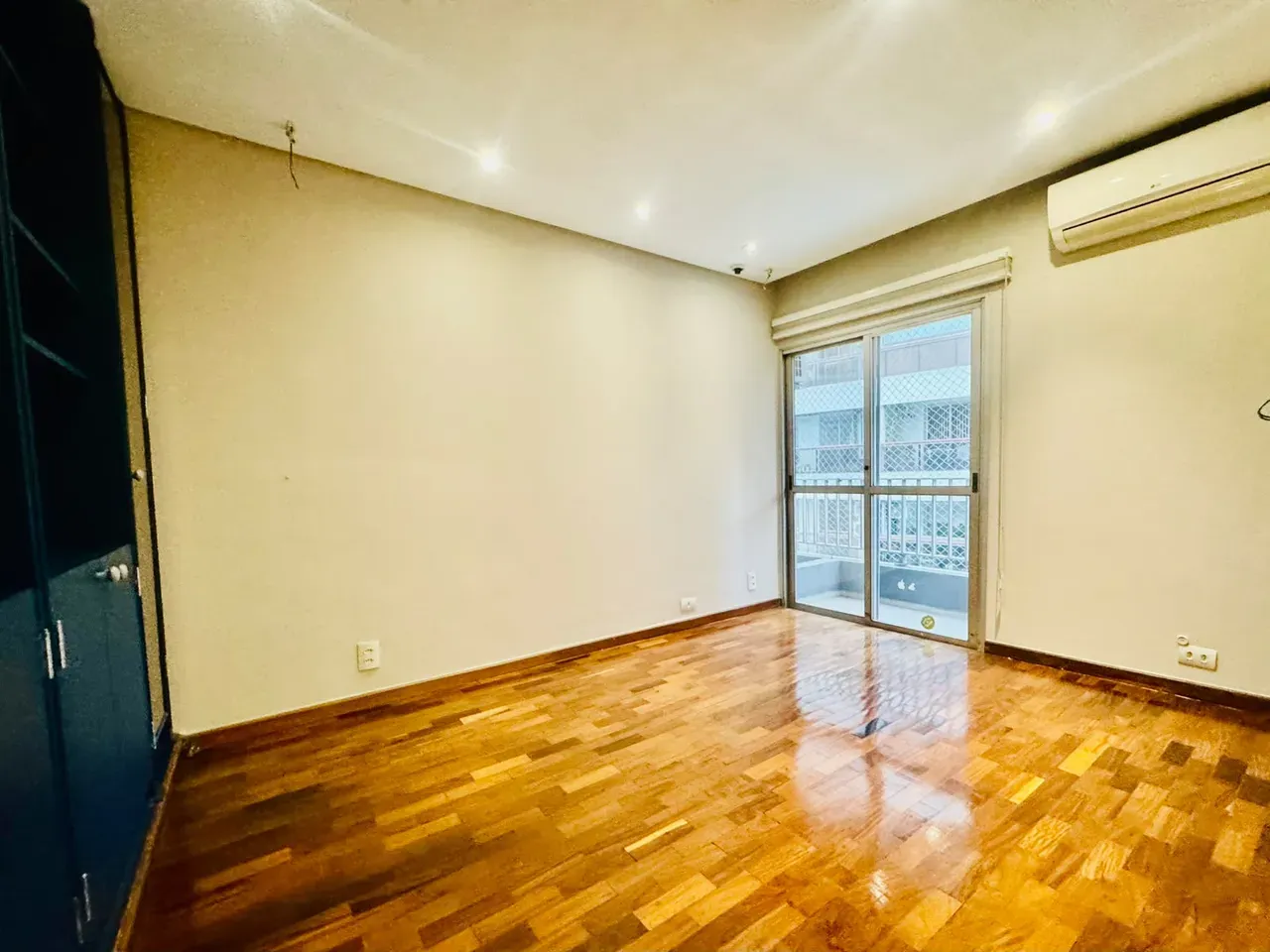 4-bedroom apartment with wood or laminate floors — photo 57