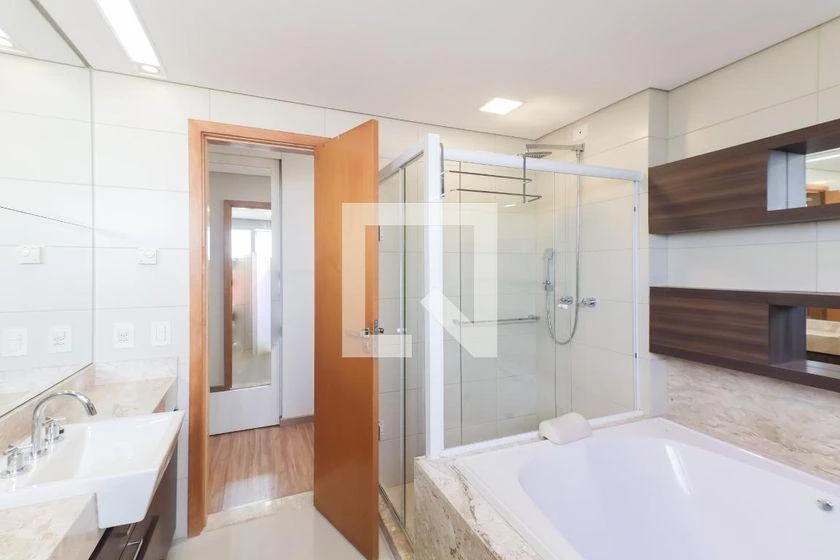 266 m² apartment with a bathtub and a walk-in closet — photo 18