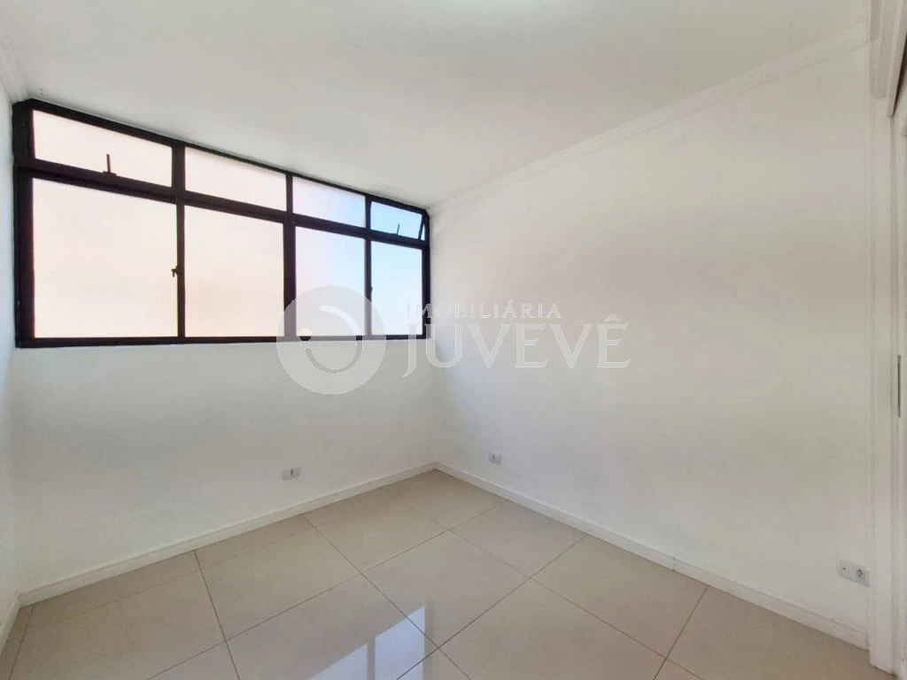 3-bedroom apartment in a building with a pool — photo 10