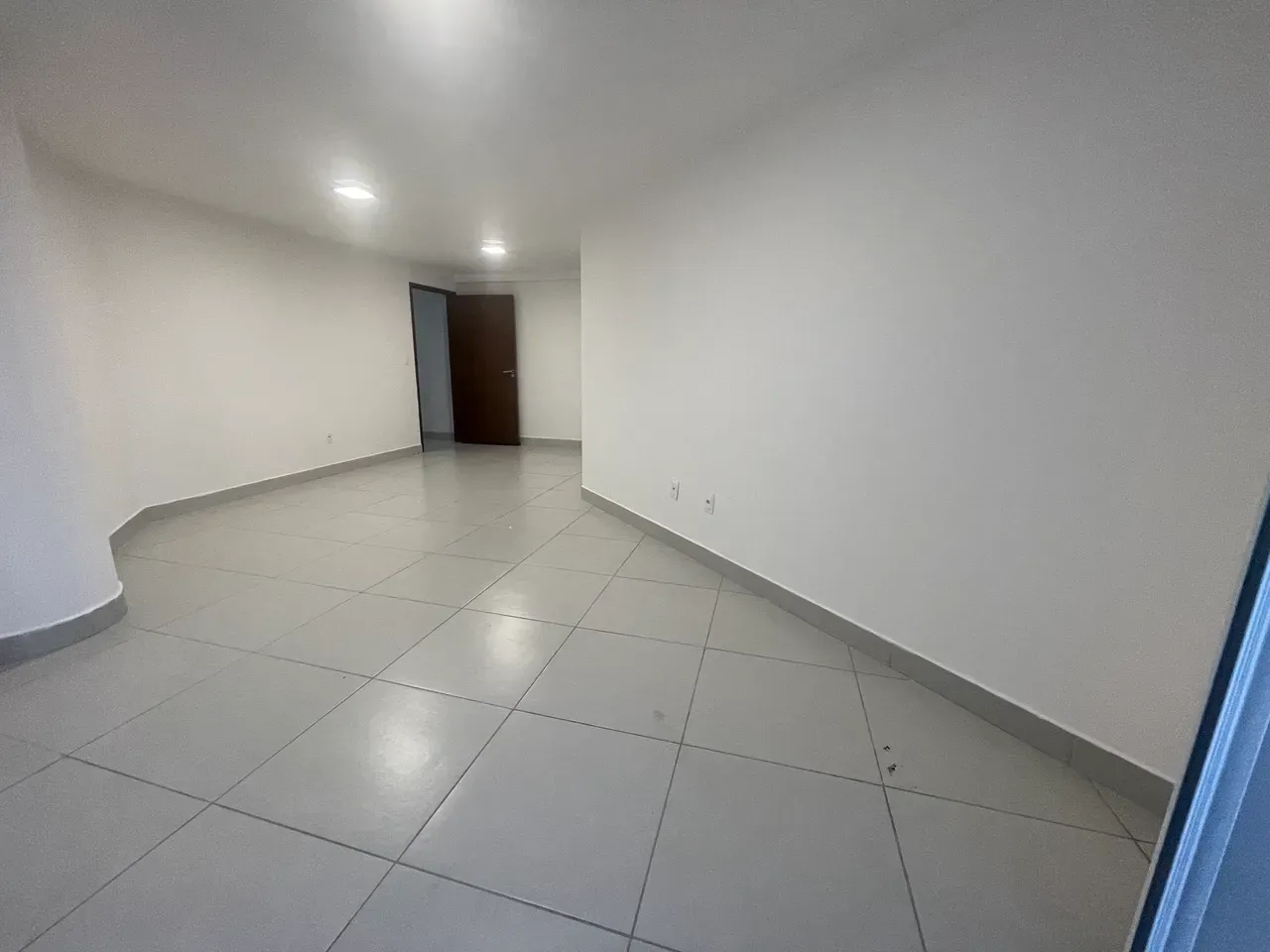 Glass-enclosed balcony in a 4-bedroom apartment, 115 m² — photo 36