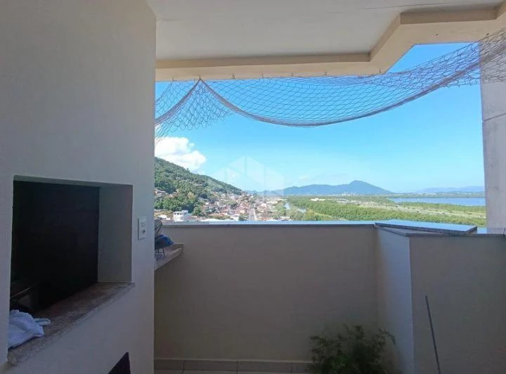 2-bedroom apartment with a balcony and a parking space