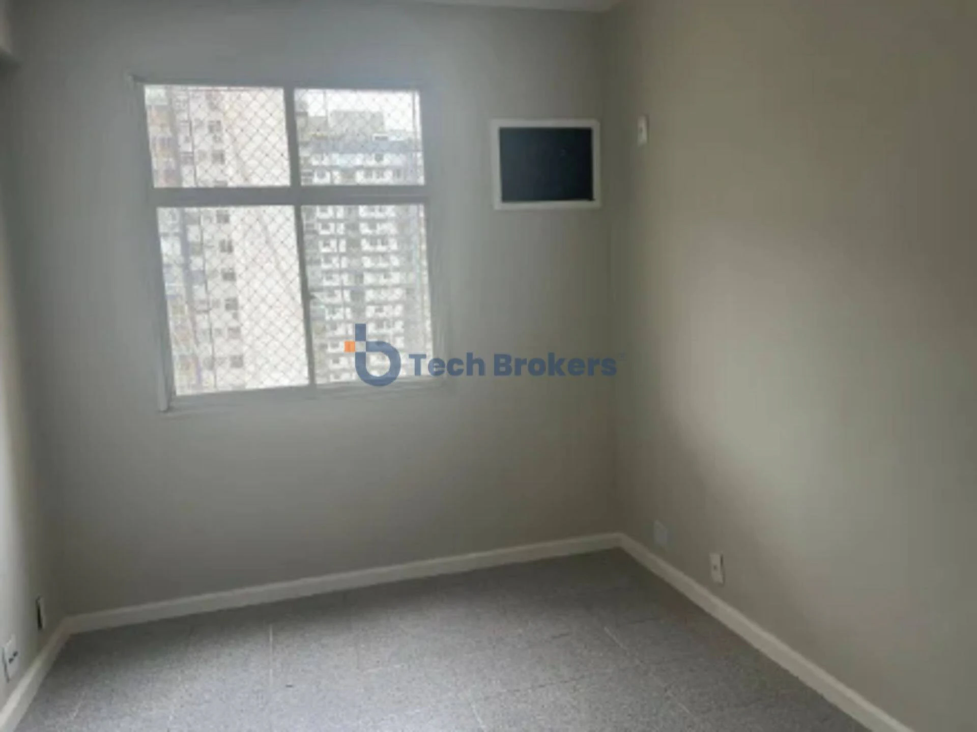 Walk-in closet in a 2-bedroom apartment, 85 m² — photo 5