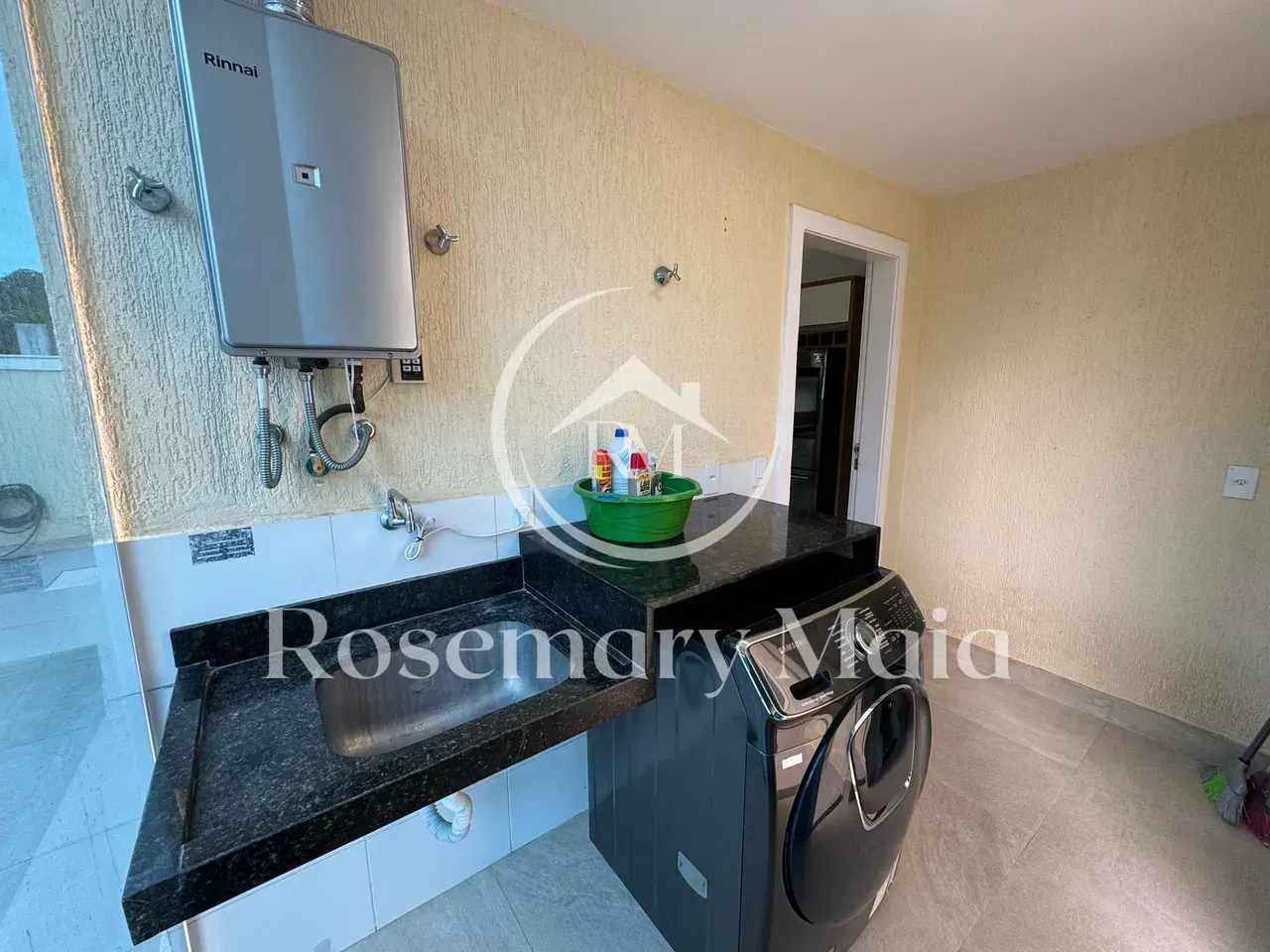 Furnished house with 4 bedrooms and 360 m² — photo 44