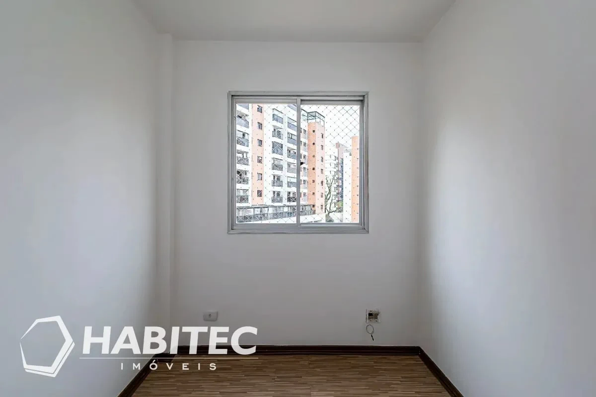 Wood or laminate floors in a 3-bedroom apartment, 102 m² — photo 8
