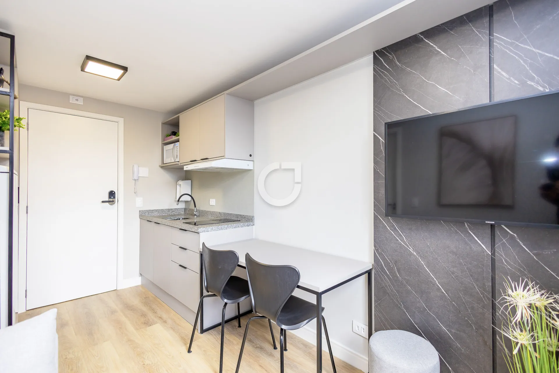 Furnished 1-bedroom apartment with open-plan kitchen — photo 4