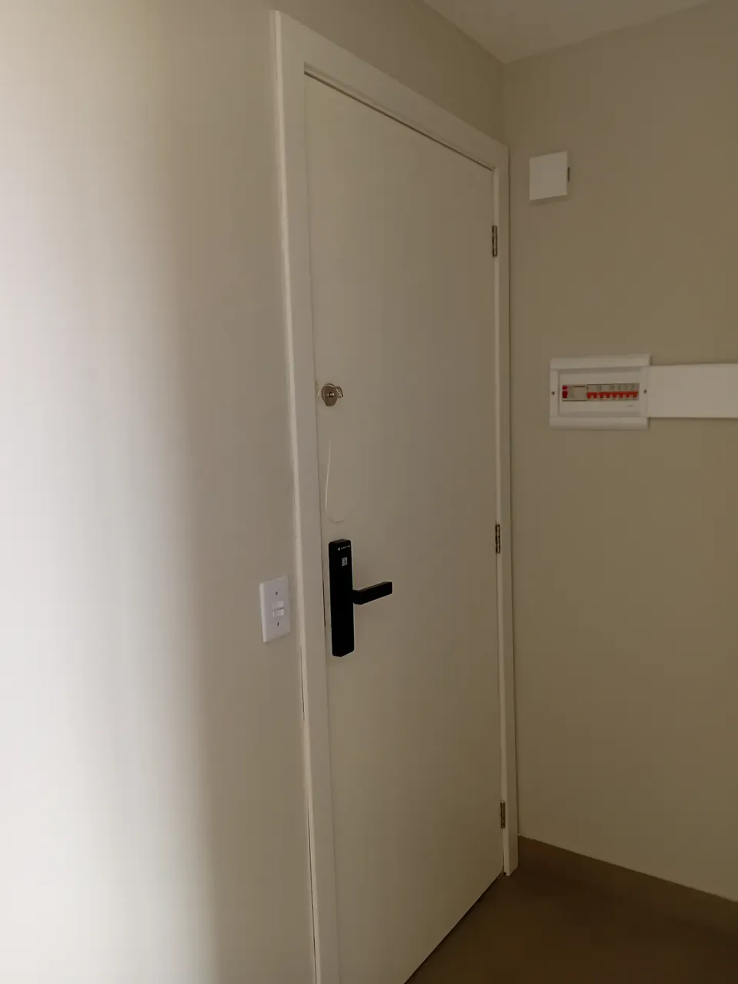 2-bedroom apartment in a building with a gym — photo 5