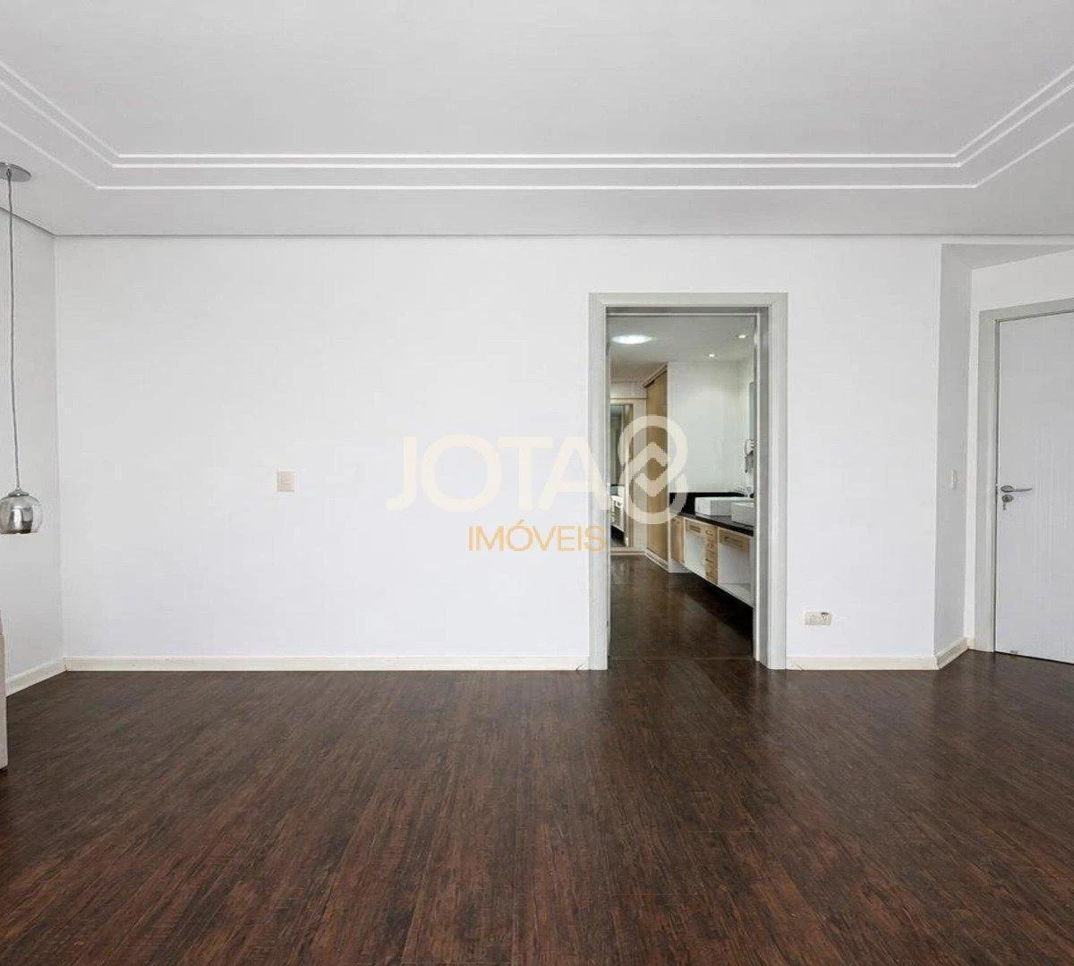 4-bedroom house with a glass-enclosed balcony in Curitiba — photo 29