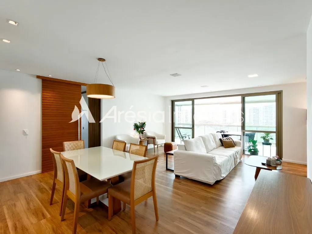 Balcony with a grill in a 4-bedroom apartment, 178 m² — photo 31