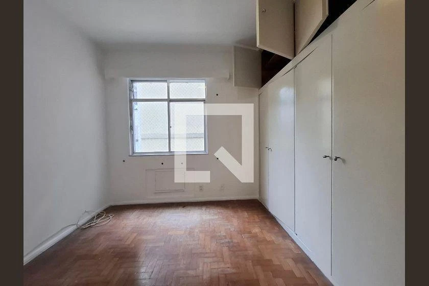 Wood or laminate floors in a one-bedroom apartment, 61 m² — photo 5