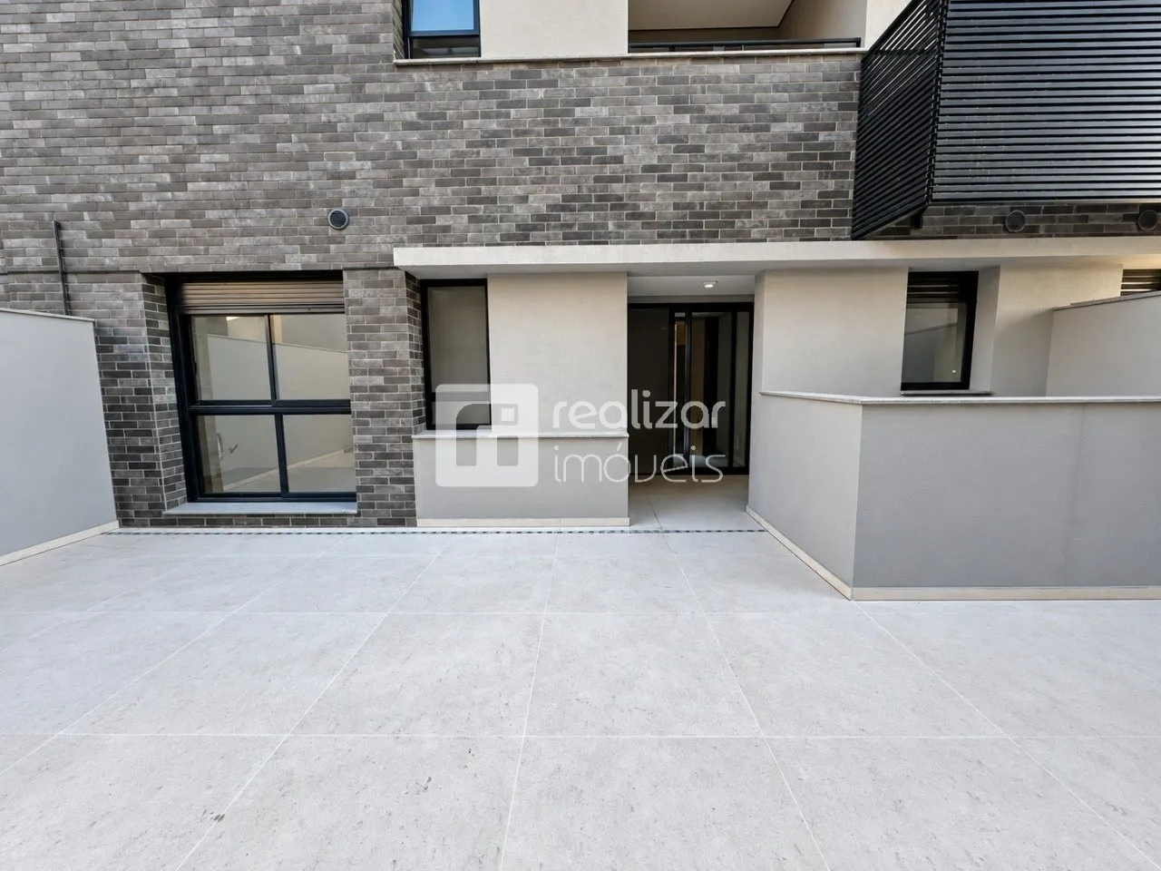 Glass-enclosed balcony in a 2-bedroom apartment, 70 m² — photo 3