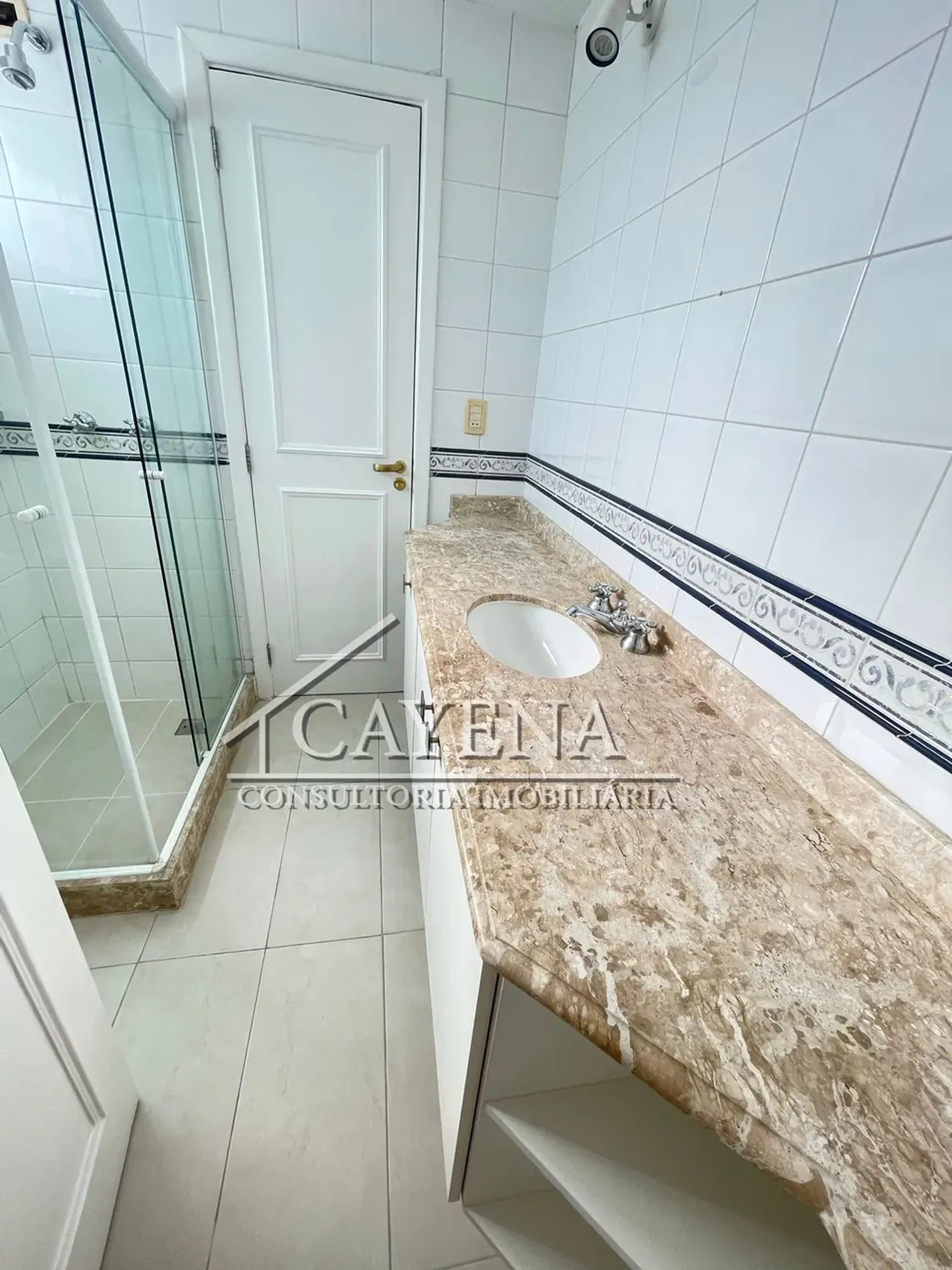 4 quartos e banheira: casa de 650 m² — photo 54