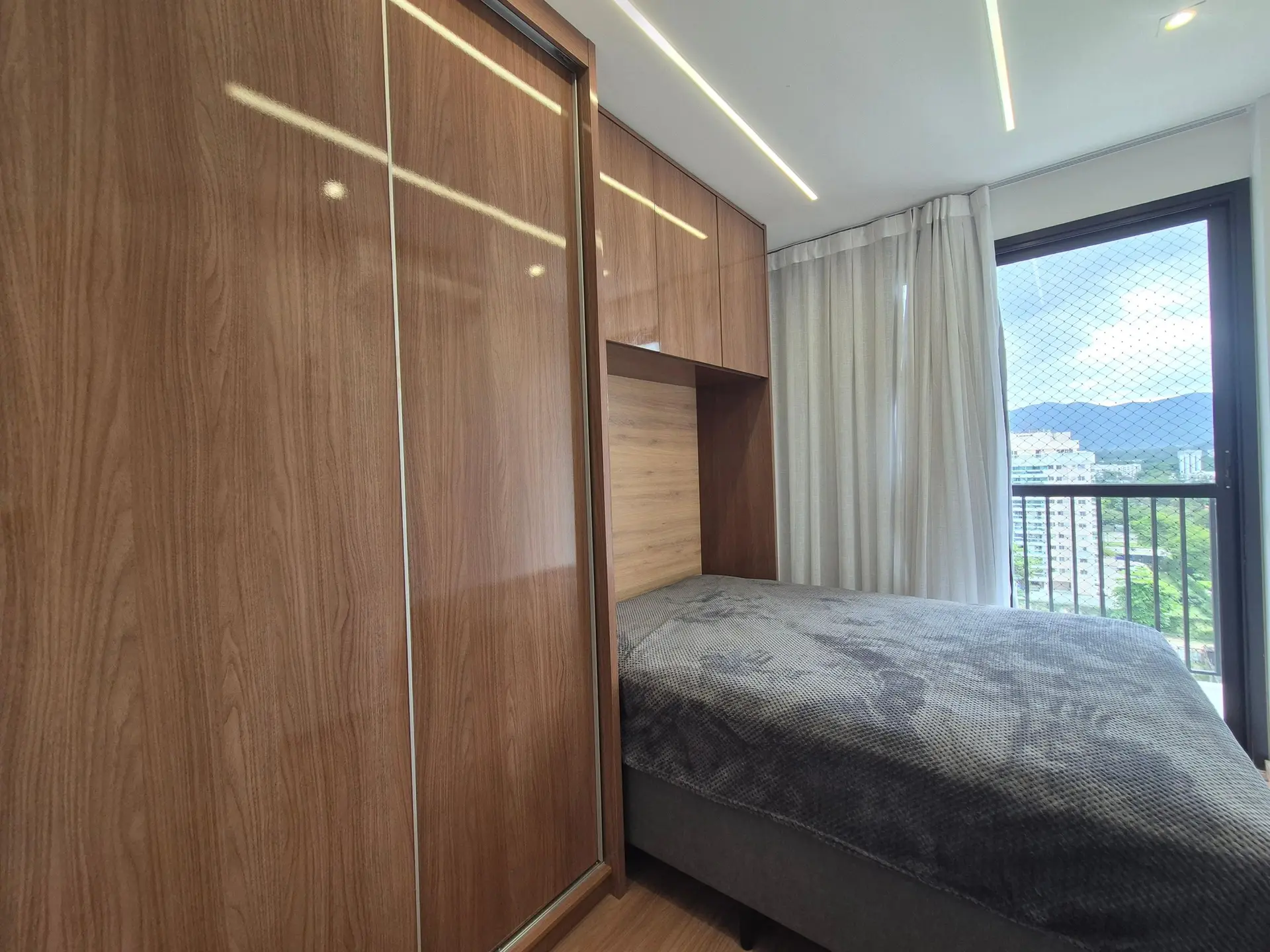 Furnished 2-bedroom apartment with enclosed balcony — photo 4