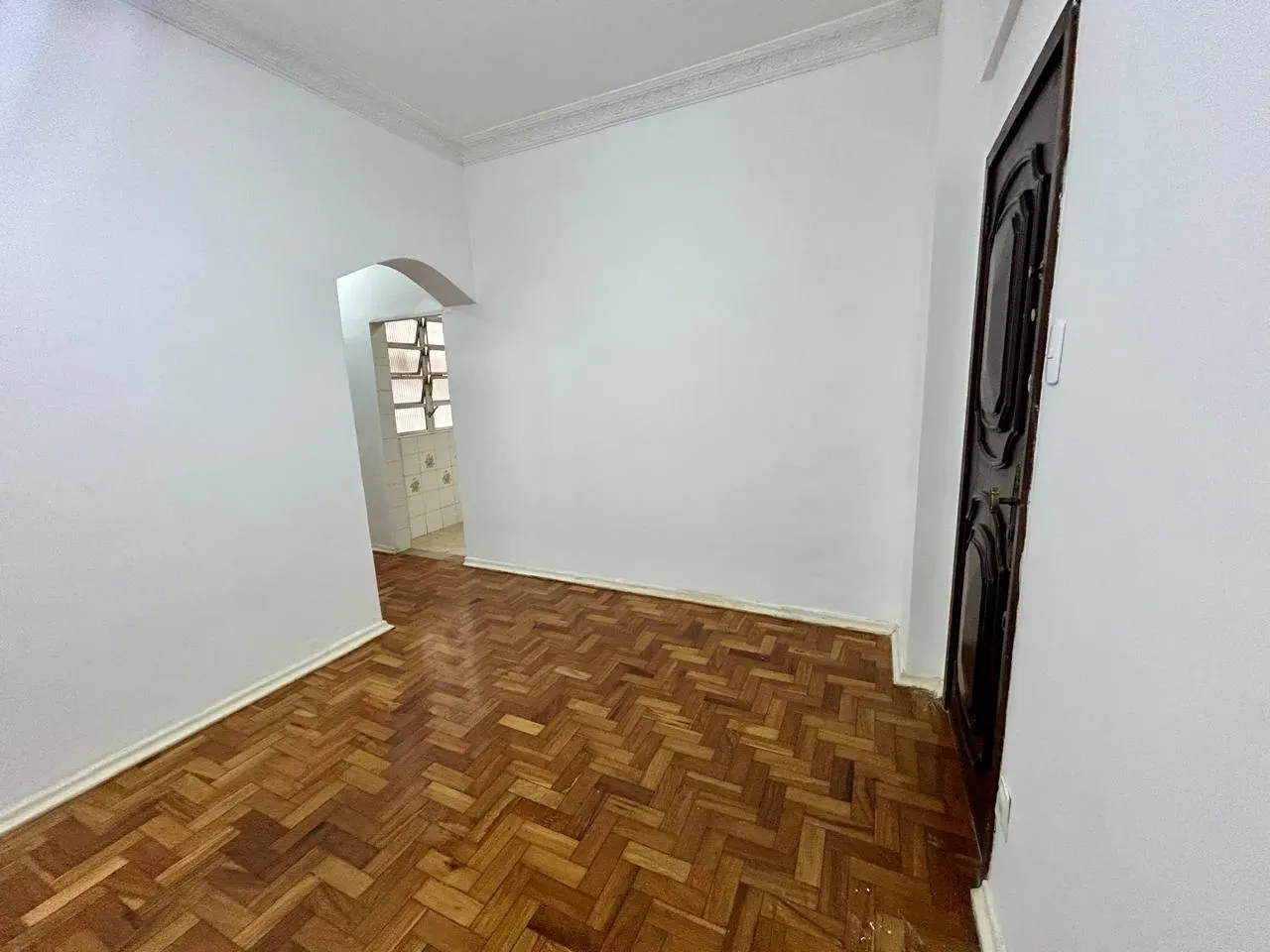 Wood or laminate floors in a 2-bedroom apartment, 59 m²