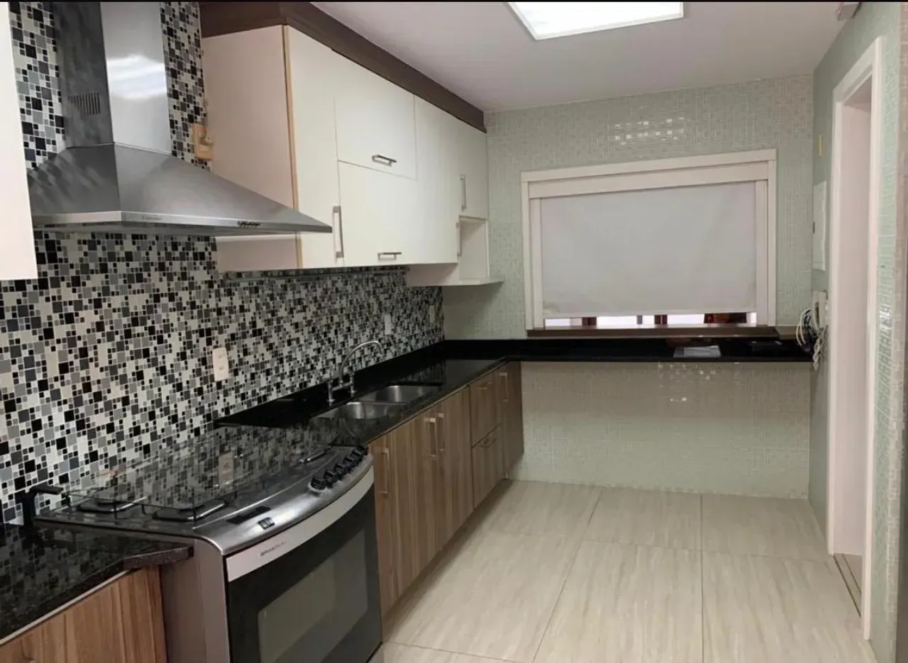 Unfurnished house with 4 bedrooms and 5 bathrooms — photo 2