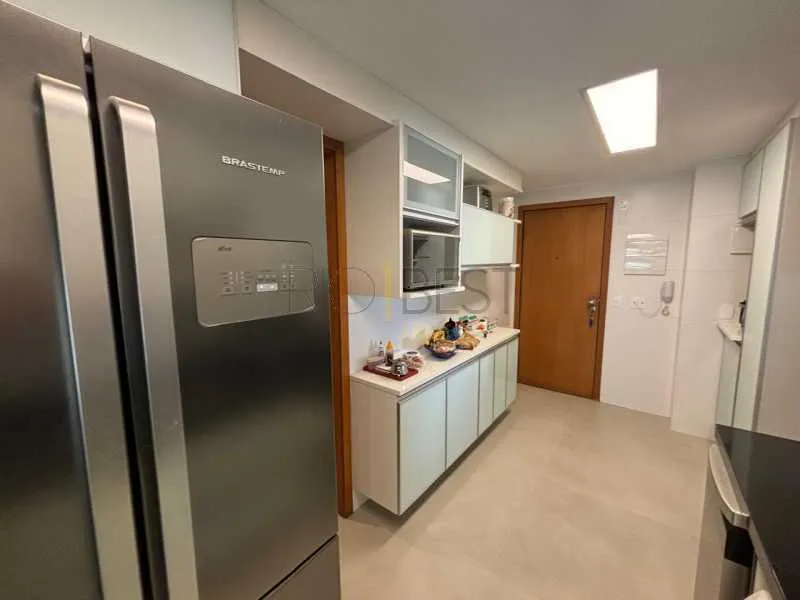 Furnished 4-bedroom apartment with a glassed-in balcony — photo 23