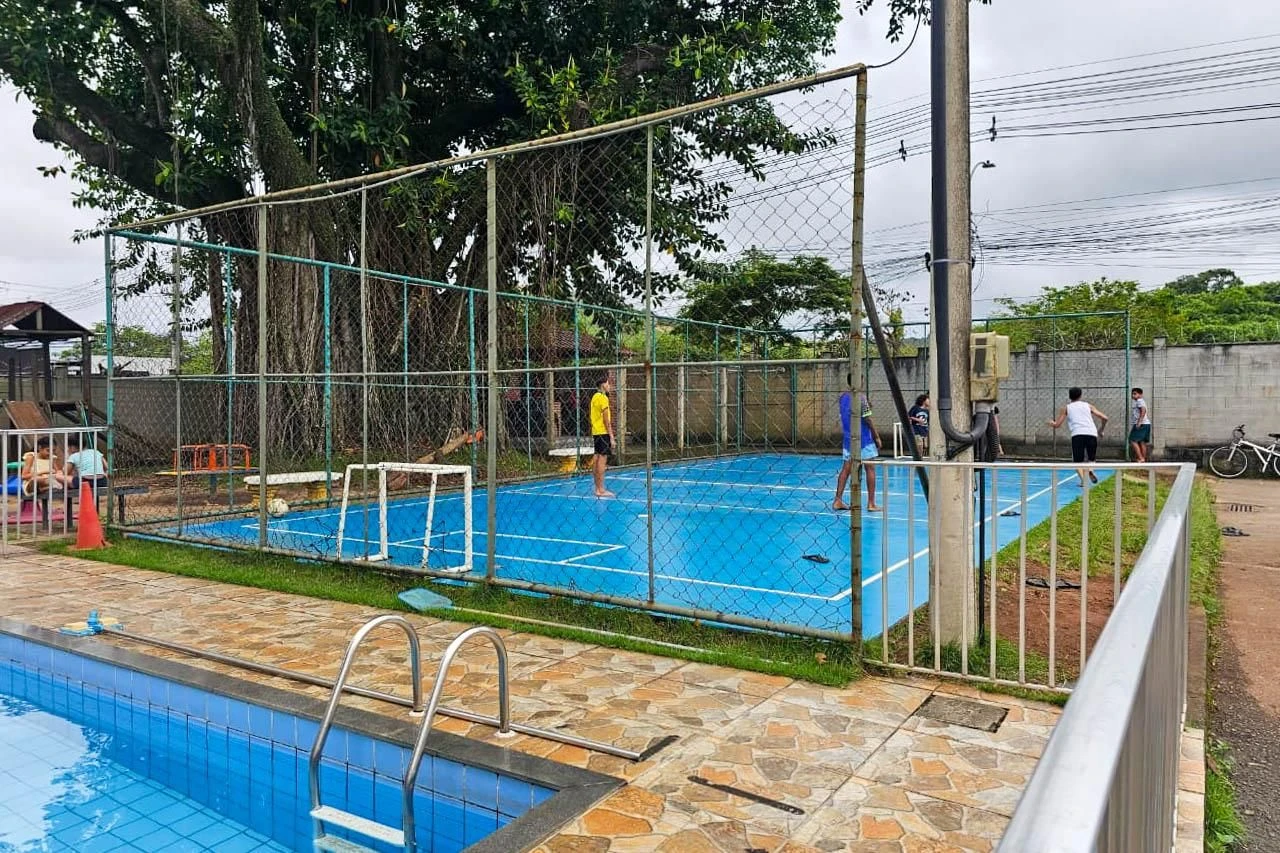 2-bedroom apartment in a building with a pool — photo 10