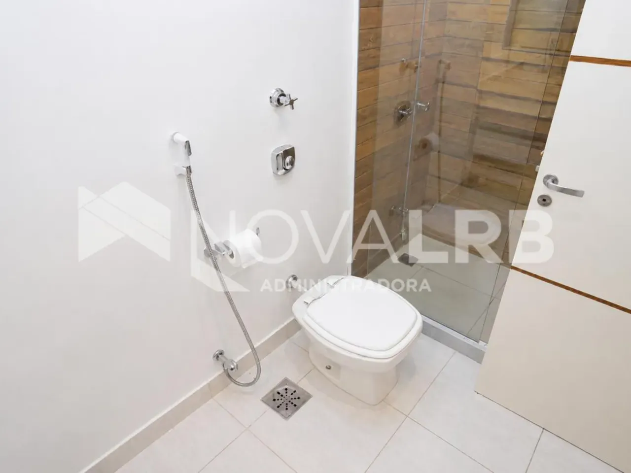 4-bedroom apartment with enclosed glass balcony — photo 53