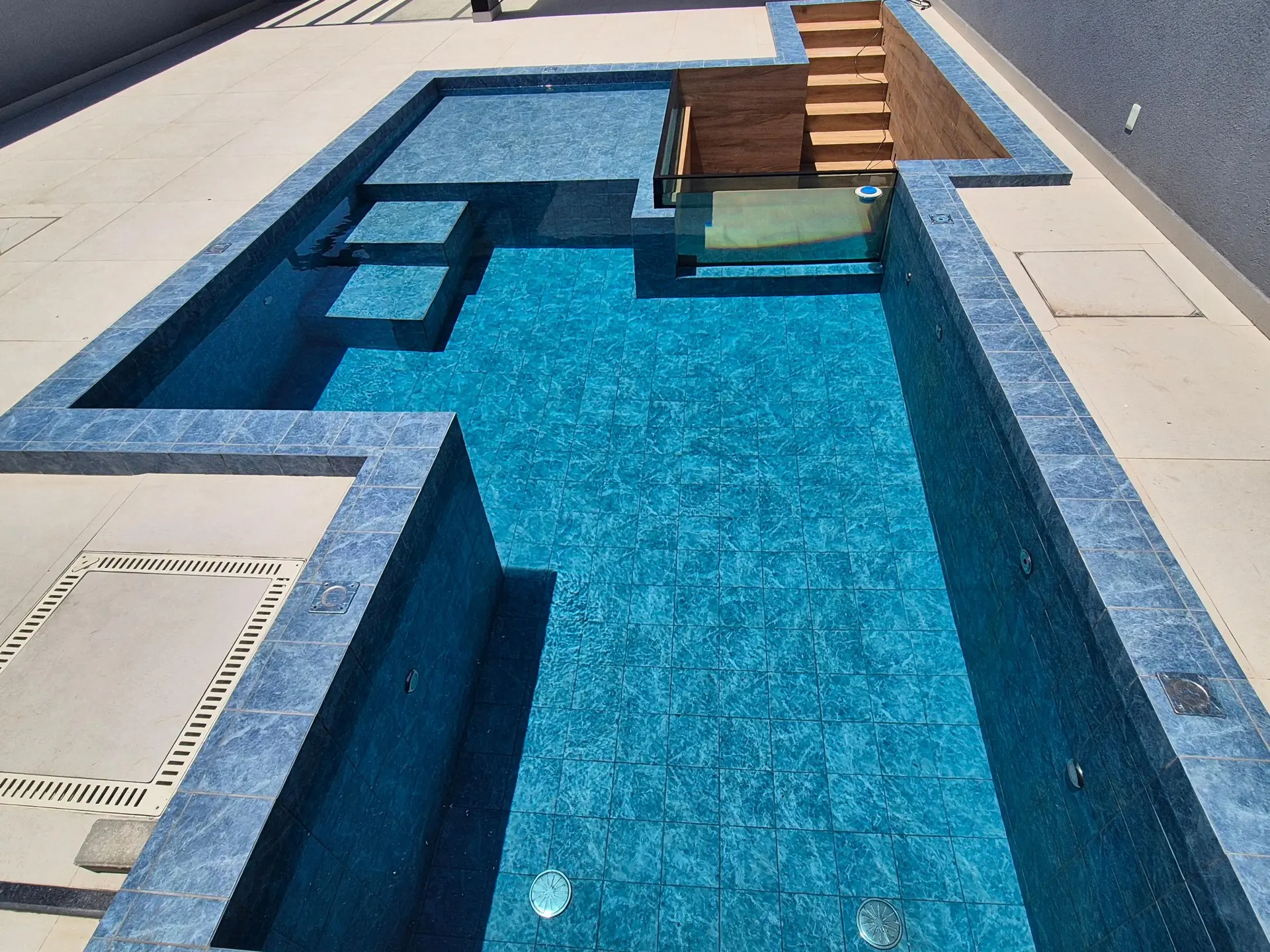 Ventanales de piso a techo y 5 dormitorios: casa de 403 m² — photo 28